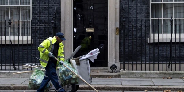 Un om curăţă stradă în faţa reşedinţei londoneze a premierului britanic Theresa May 10 Downing Street la Londra Marea Britanie FOTO EPA-EFE / Will Oliver