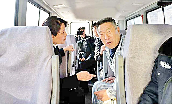 În final, „pacientul”  se urcă în maşina  de poliţie pe  picioarele lui