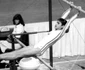Nadia Comăneci la Jocurile Olimpice 1976 la paralele.