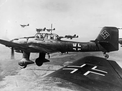 Avioane de bombardament în picaj Junkers Ju-87B-2 Stuka, în zbor deasupra Franţei (© Getty Images)