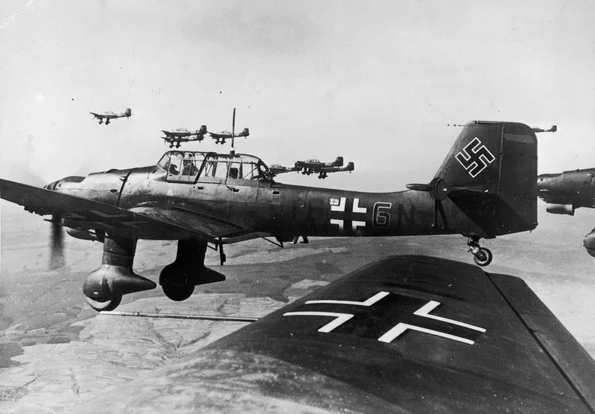 Avioane de bombardament în picaj Junkers Ju-87B-2 Stuka, în zbor deasupra Franţei (© Getty Images)