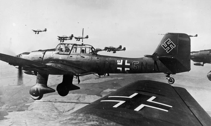 Avioane de bombardament în picaj Junkers Ju-87B-2 Stuka, în zbor deasupra Franţei (© Getty Images)