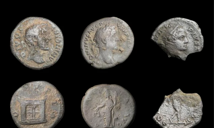 Monede romane descoperite în cele patru castre, bătute de Antoninus Pius, Marcus Aurelius și Caracalla. Fotografie de Anika Tauschensky (© Oficiul de Stat pentru Administrarea Patrimoniului și Arheologiei din Saxonia-Anhalt)