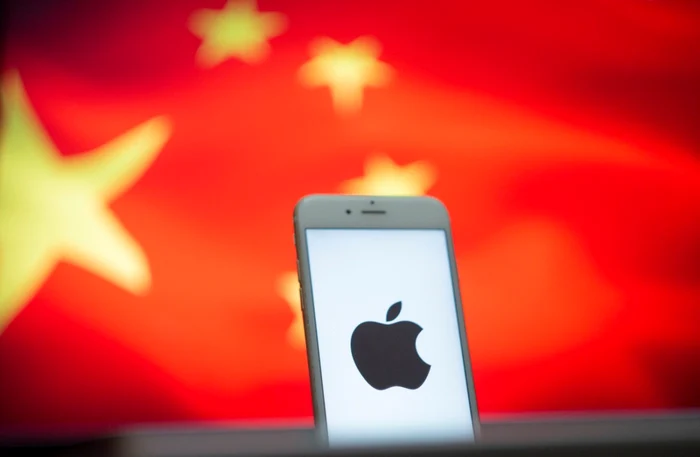 Logo Iphone pe fundalul steagului chinez FOTO SHUTTERSTOCK