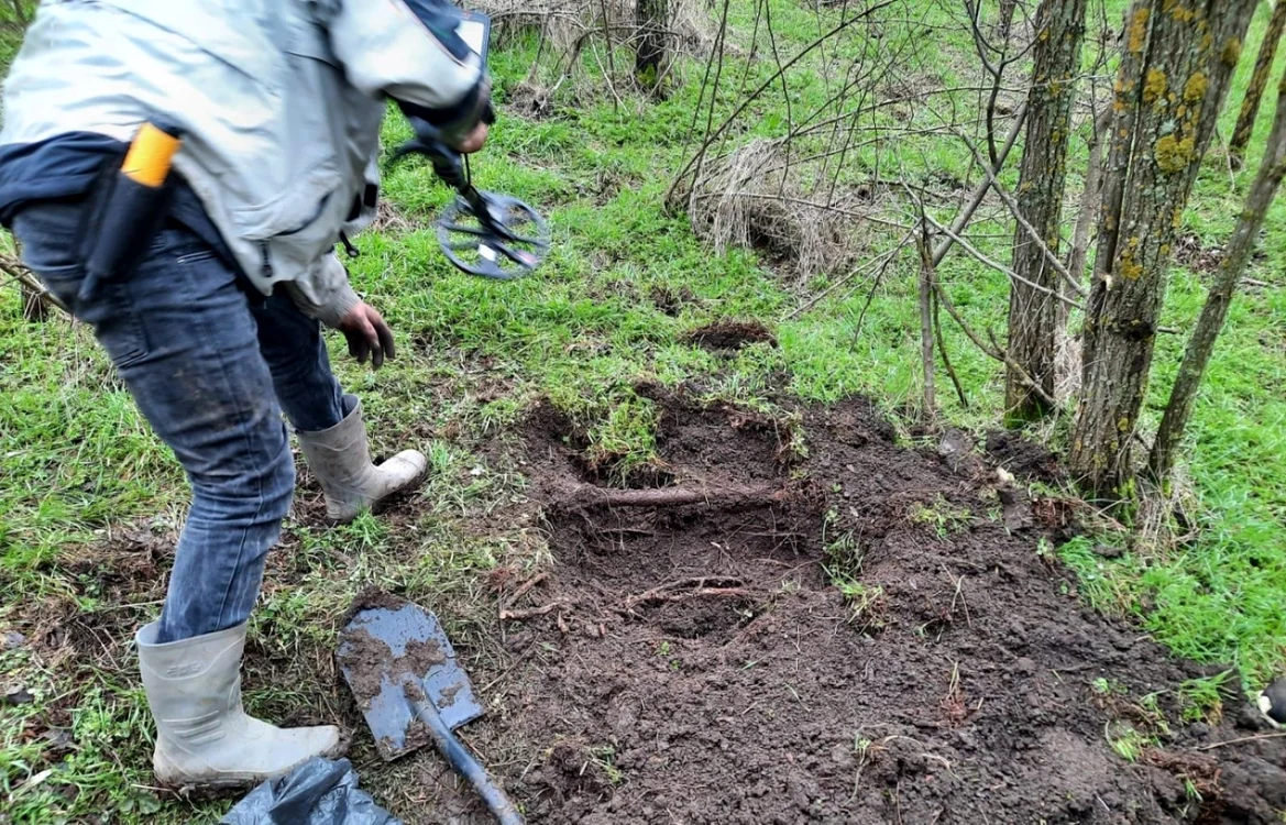 Bărbatul a găsit tezaurul pe un teren care îi aparţine. FOTO: IPJ Olt