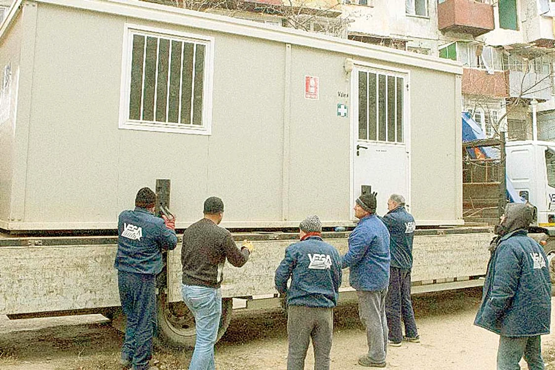 Locatarii au adunat ce au mai găsit prin moloz (FOTOGRAFII: VIATA-LIBERA.RO)
