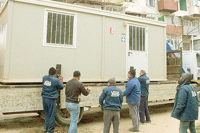 Locatarii au  adunat ce  au mai găsit prin moloz (FOTOGRAFII: VIATA-LIBERA.RO)