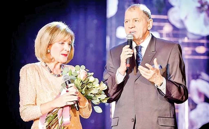 
    Stela Enache, emoţionantă, pe scenă,  lângă Tavi Ursulescu  