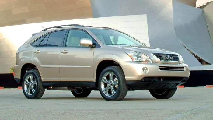 Lexus este disponibil şi în varianta cu motor hibrid