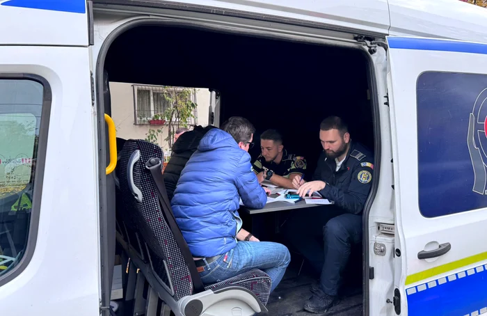 Punct mobil pentru eliberarea autorizațiilor de reparație a autovehiculelor FOTO: Poliția Capitalei