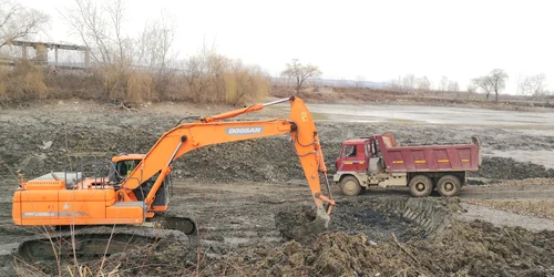 Igienizarea și reabilitarea lacului de lângă Complexul Turistic de Natație din Târgoviște. FOTO C. Stan