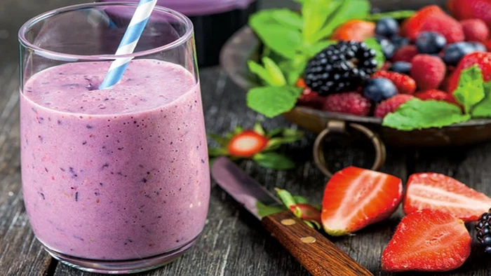 smoothie cu fructe de padure jpg