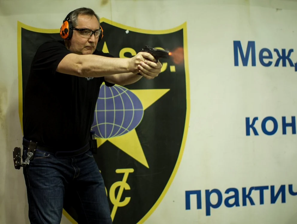 Vicepremierul rus Dmitri Rogozin exerciţii de tragere pe un poligon de tir FOTO Twitter