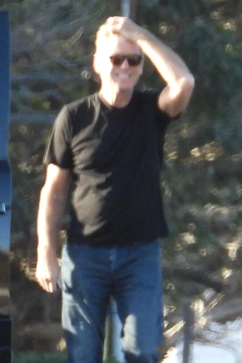 Pierce Brosnan îşi pune mâna în cap când vede stricăciunile pe care i le-a făcut incendiul