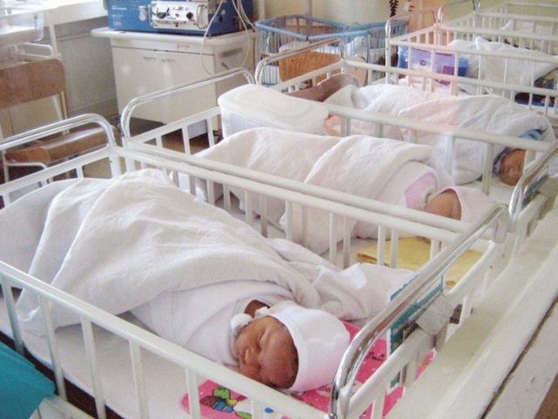 Tripleții din Baia Mare, abandonați de mamă la naștere, și-au găsit o familie. Cine i-a luat acasă