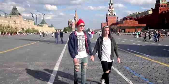 
    Doi prezentatori ruși au făcut un experiment inedit pe străzile Moscovei. Rezultatul este uimitorFoto: captură Youtube  