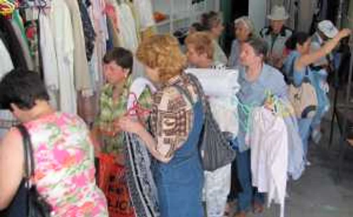 Magazinele cu produse second-hand sunt asaltate de clienți