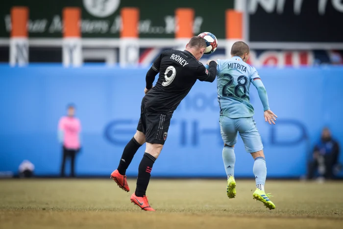 
    Alex Mitriţă, în duel pentru minge cu Wayne Rooney  