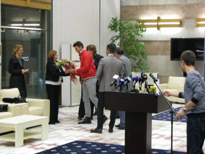 Horia Tecau i-a dat mamei buchetul de flori primit la sosire