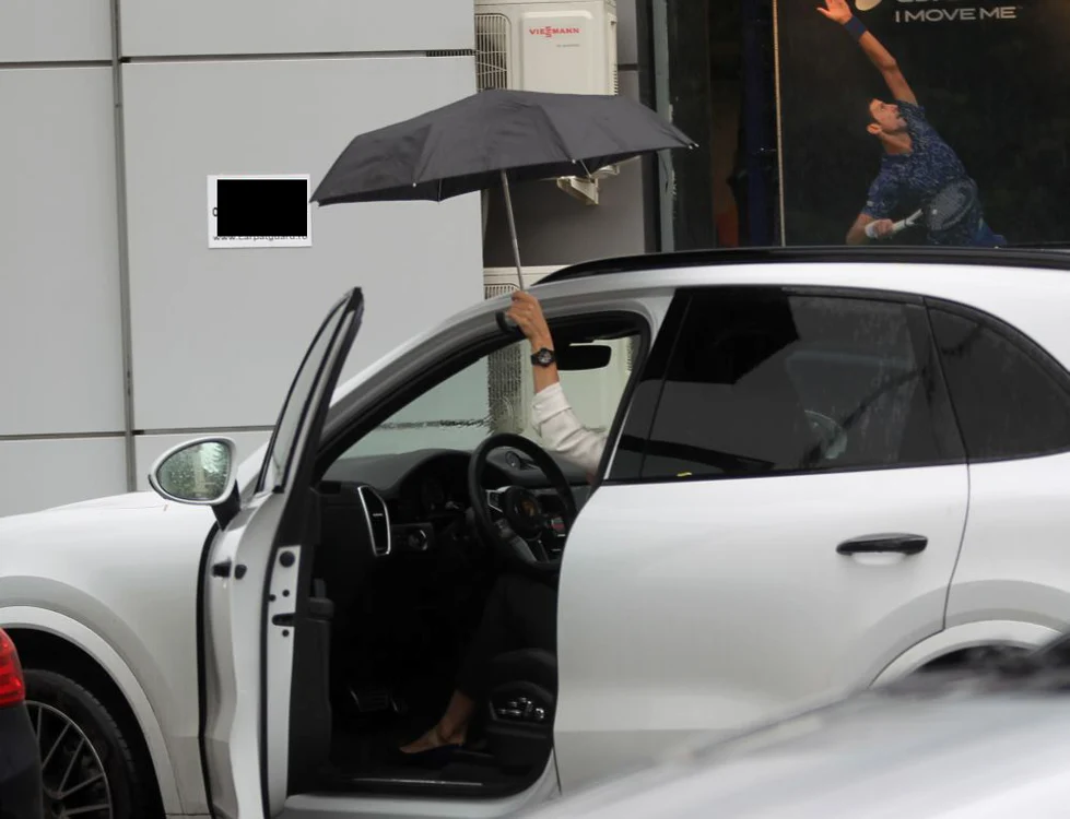 Ca să nu-şi strice coafura, Dana s-a protejat de ploaie cu o umbrelă