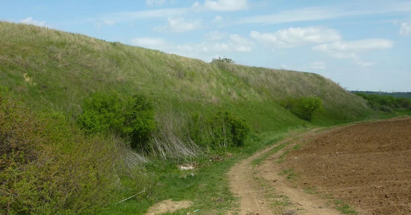 Uriasul val de pământ al cetății de la Stâncești
