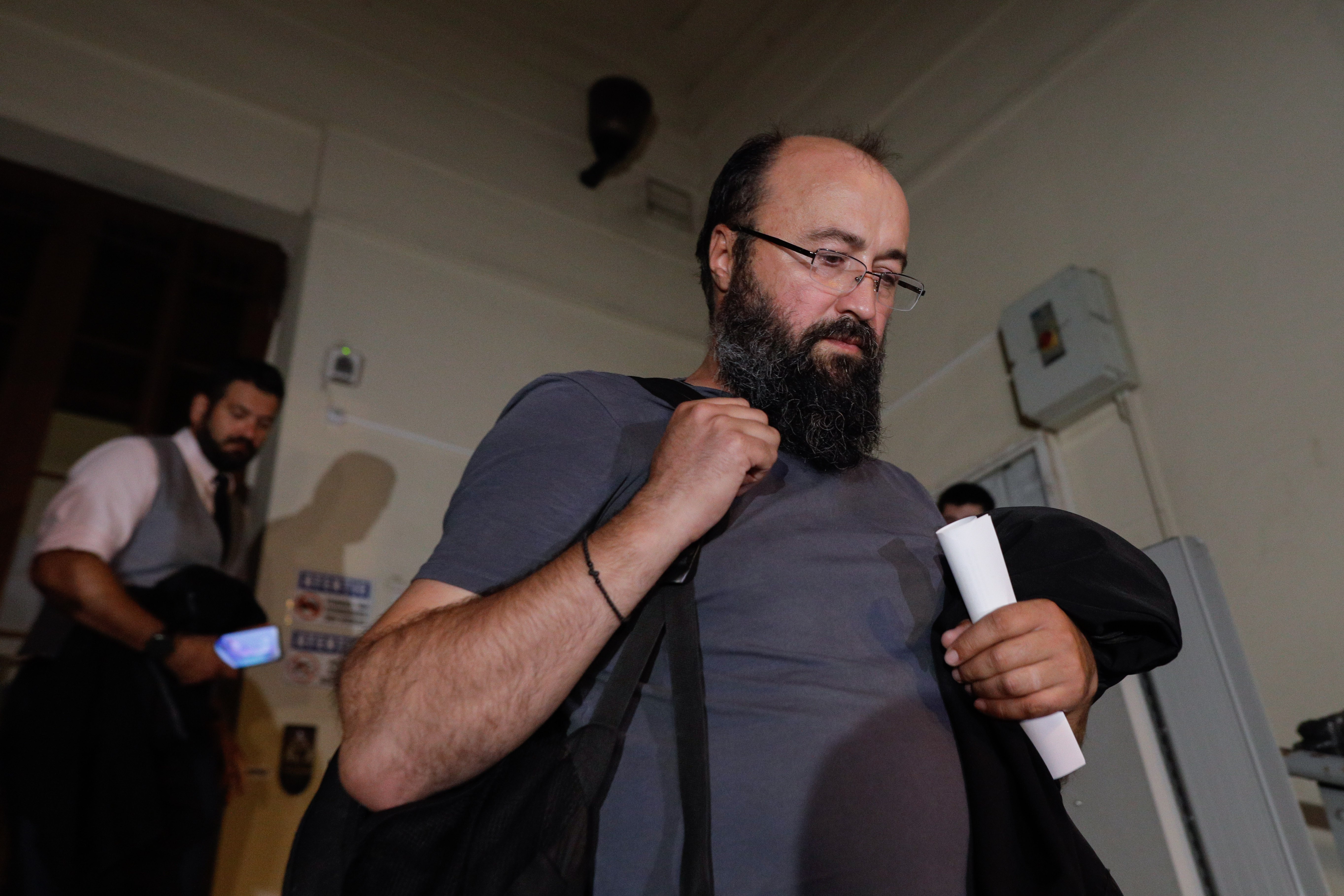 Fostul preot Visarion Alexa, condamnat la 2 ani și jumătate cu suspendare, pentru agresiune sexuală. Decizia nu este definitivă Fostul preot Visarion Alexa, condamnat la 2 ani și jumătate cu suspendare, pentru agresiune sexuală. Decizia nu este definitivă