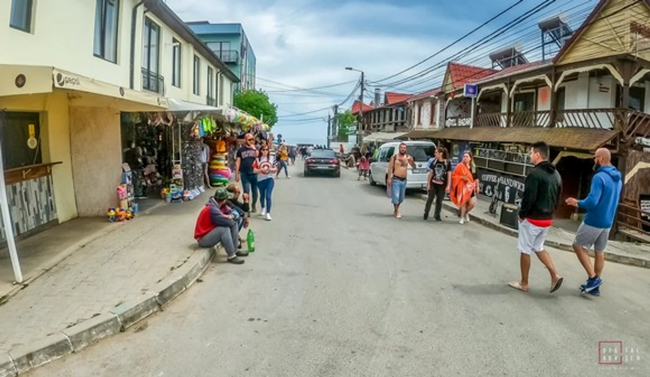 
    Așa au arătat străduțele din Vama Veche în acest weekendFoto: Digital Adviser  