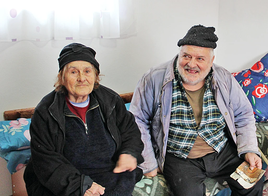 Eugenia Jianu şi fiul ei, Virgil, încântaţi de noua locuinţă. Fotografii: adevarul.ro