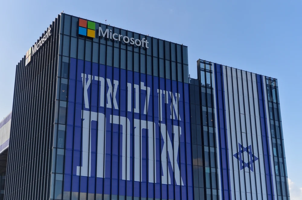 Microsoft a blocat unele servicii pentru armata israeliană în urma unei anchete jurnalistice privind supravegherea în masă a palestinienilor
