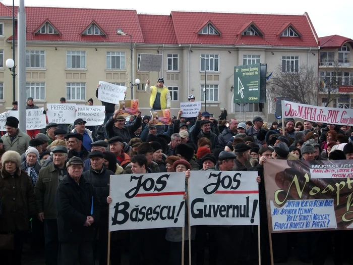 Protestatarii au cerut demisia prefectului şi a lui Traian Băsescu