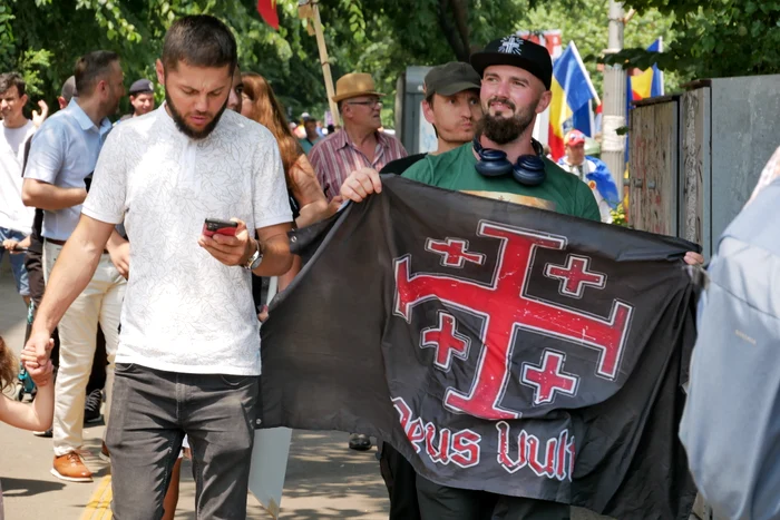 Simboluri legionare la Marșul Normalității. FOTO: Adevărul / Norbert Nemeș