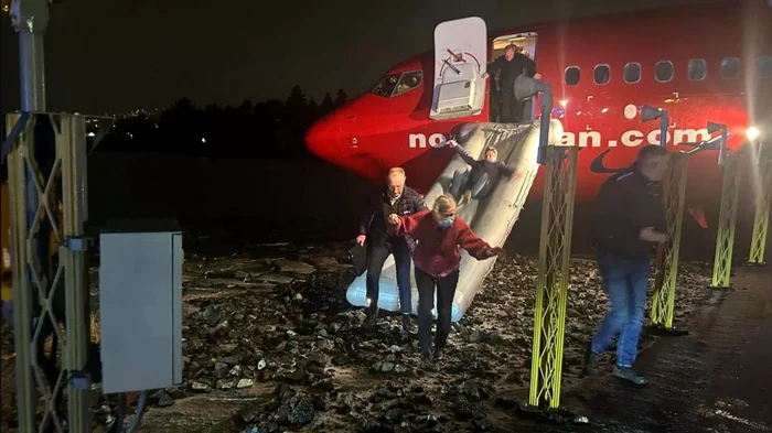 Pasagerii au fost evacuați pe toboganele de urgență (Foto: Facebook)