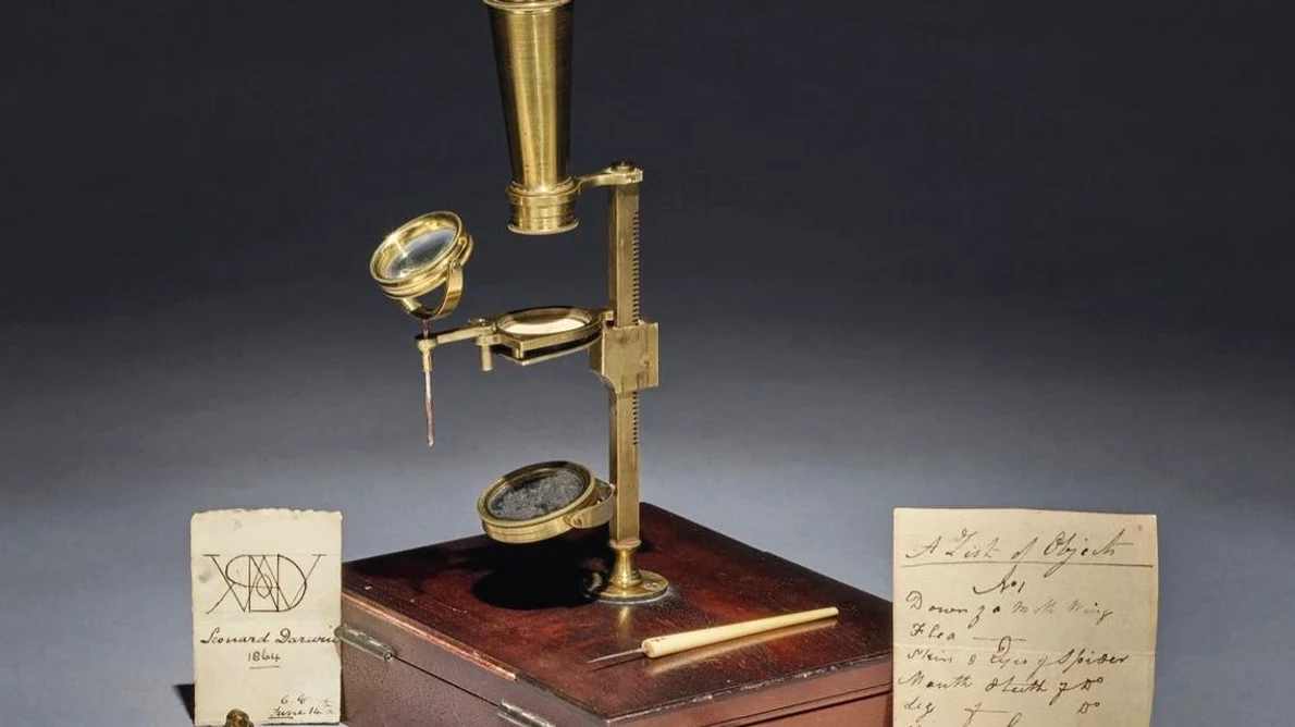 Un microscop care a aparţinut familiei lui Charles Darwin, scos la licitaţie  jpeg