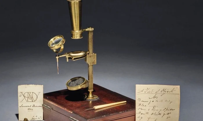 Un microscop care a aparţinut familiei lui Charles Darwin, scos la licitaţie  jpeg