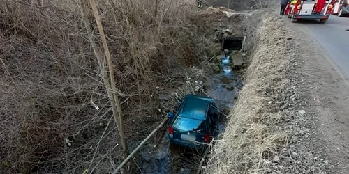 Pompierii au intervenit pentru salvarea a trei persoane căzute cu autoturismul în albia unui pârâu Foto captură/news.ro