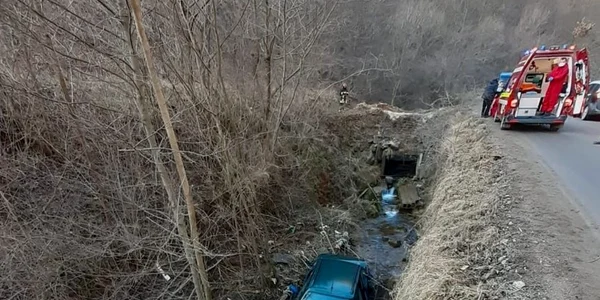 Pompierii au intervenit pentru salvarea a trei persoane căzute cu autoturismul în albia unui pârâu Foto captură/news.ro