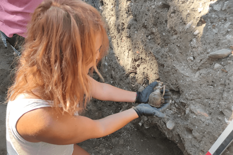 Sticlă din Târgoviștea medievală descoperită în interiorul Curții Domnești. Istoric: „Cioburile aduc noroc”