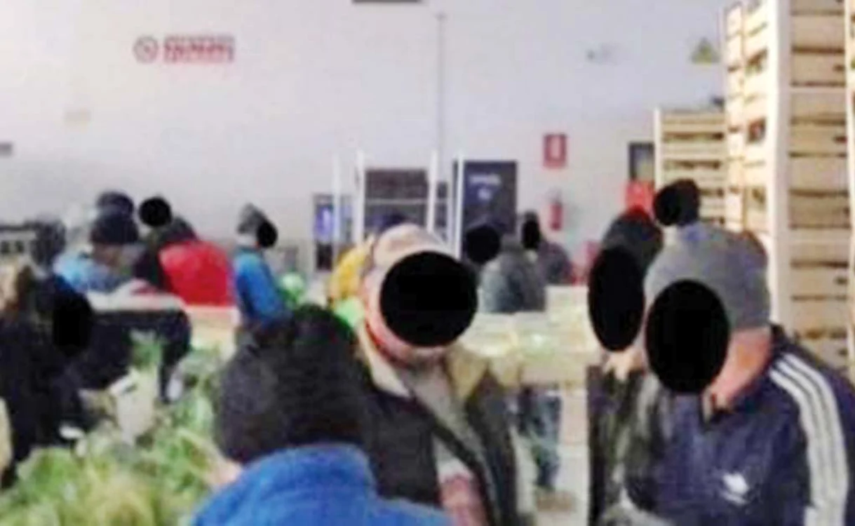 
    Poliţiştii au descins la ferma unde românii erau ţinuţi captiviFoto: carabinieri taranto  