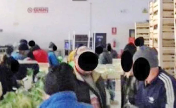 
    Poliţiştii au descins la ferma unde românii erau ţinuţi captiviFoto: carabinieri taranto  