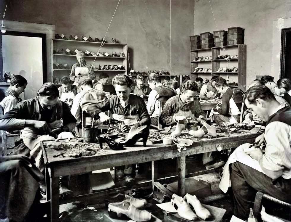 Muncitori în atelierul Ferragamo din Palatul Feroni, în 1937 FOTO Getty Images