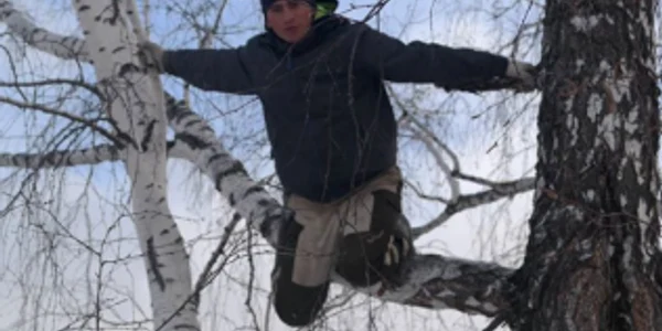 Bloggerul Alexei Dudoladov prinde semnal de internet într-un mesteacăn FOTO captură Instagram