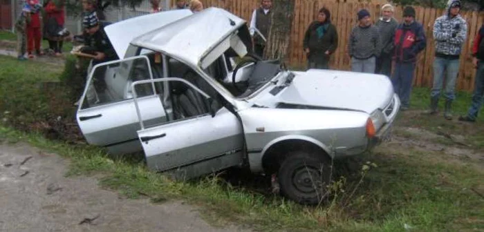 Au intrat în impact cu un copac de Crăciun (foto arhivă)
