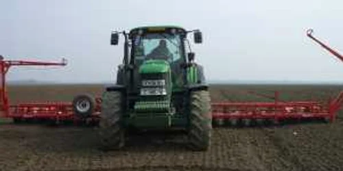 Firmele străine lucrează pământurile nemţenilor cu utilaje moderne