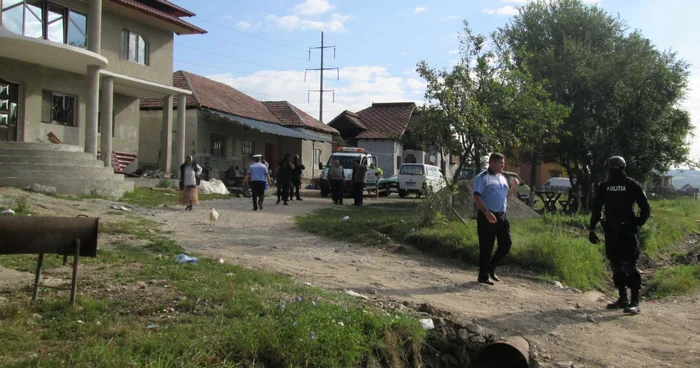 Poliţiştii se aflau în razie, în localitatea Berbeşti. Foto Adevărul