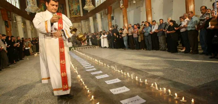 Enoriaşii se roagă la Sayidat Al-Nejat, una din bisericile creştine din Mosul.