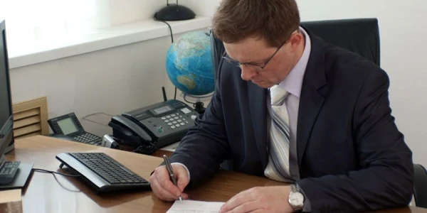 Notarul public va putea stabili, de comun acord cu solicitantul, tariful pentru serviciile prestate