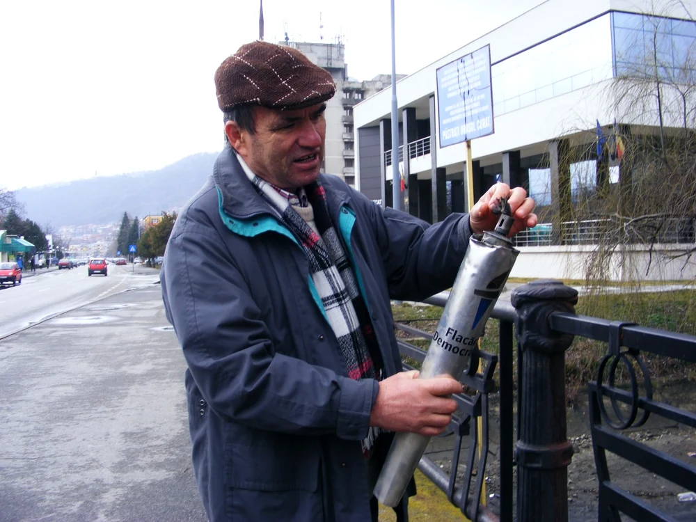 Pensionarul care a recuperat "Flacăra Democraţiei" FOTO Corina Macavei