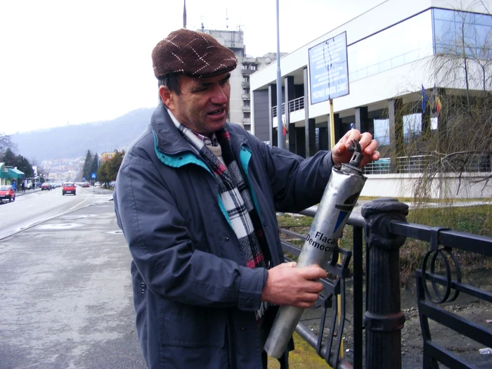 Pensionarul care a recuperat "Flacăra Democraţiei" FOTO Corina Macavei