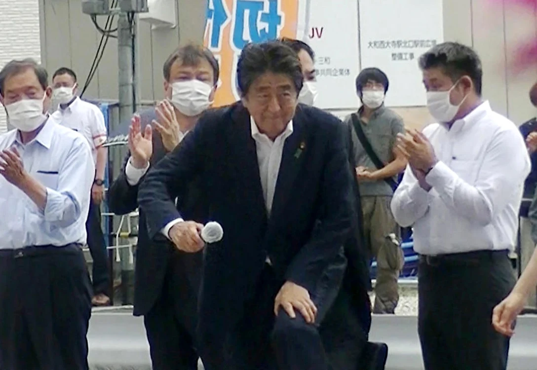 Shinzo Abe la finalul discursului din faţa gării Kintetsu, din Nara, vestul Japoniei. Atacatorul se vede la câţiva metri în spate. FOTO EPA-EFE