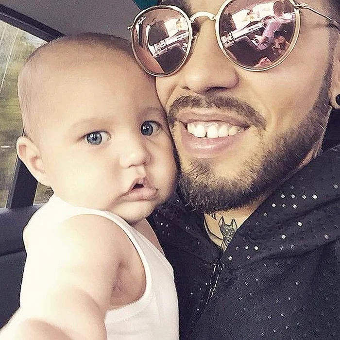 
     «Superman-ul» Giuliei. Solista a devenit din nou mamă, pe 18 aprilie. Micuţului  i se spune Superman  